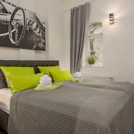 Sweethome - Luxus Pur - Grosse Kueche, Terrasse, Stellplatz, Wifi Halle  Exterior photo