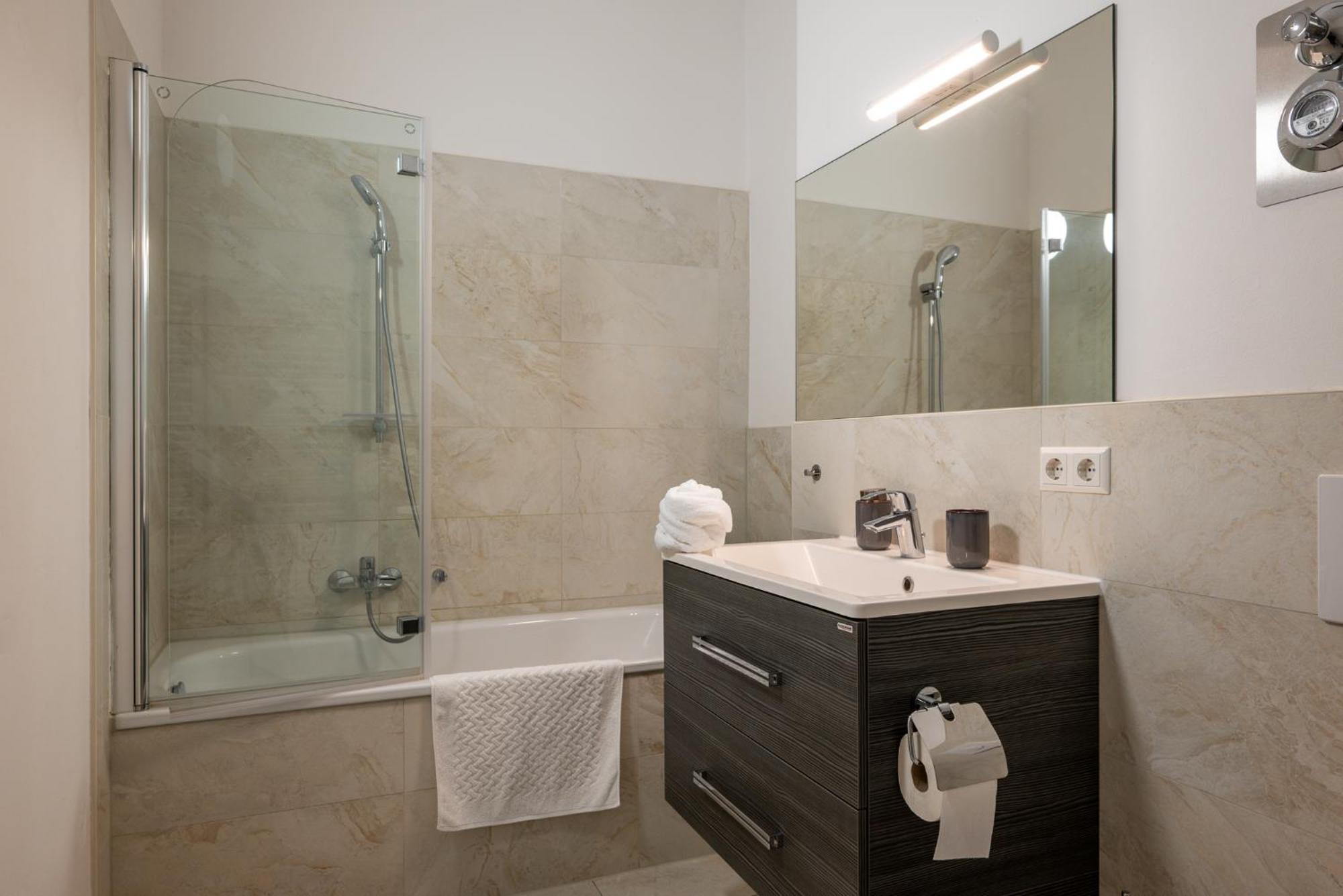 Apartment Sweethome - Luxus Pur - Grosse Kueche, Terrasse, Stellplatz, Wifi Halle (Saale)