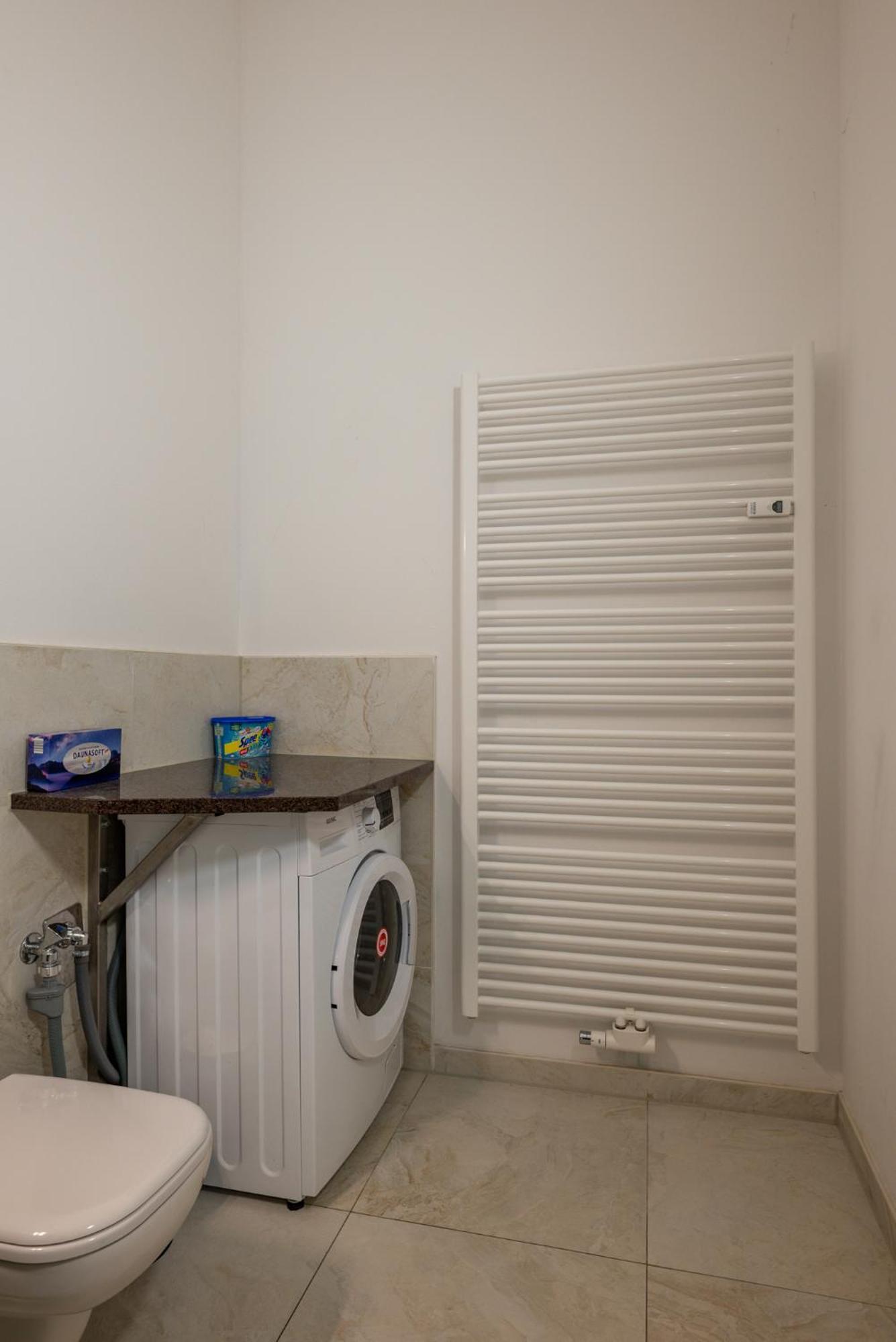 Apartment Sweethome - Luxus Pur - Grosse Kueche, Terrasse, Stellplatz, Wifi *