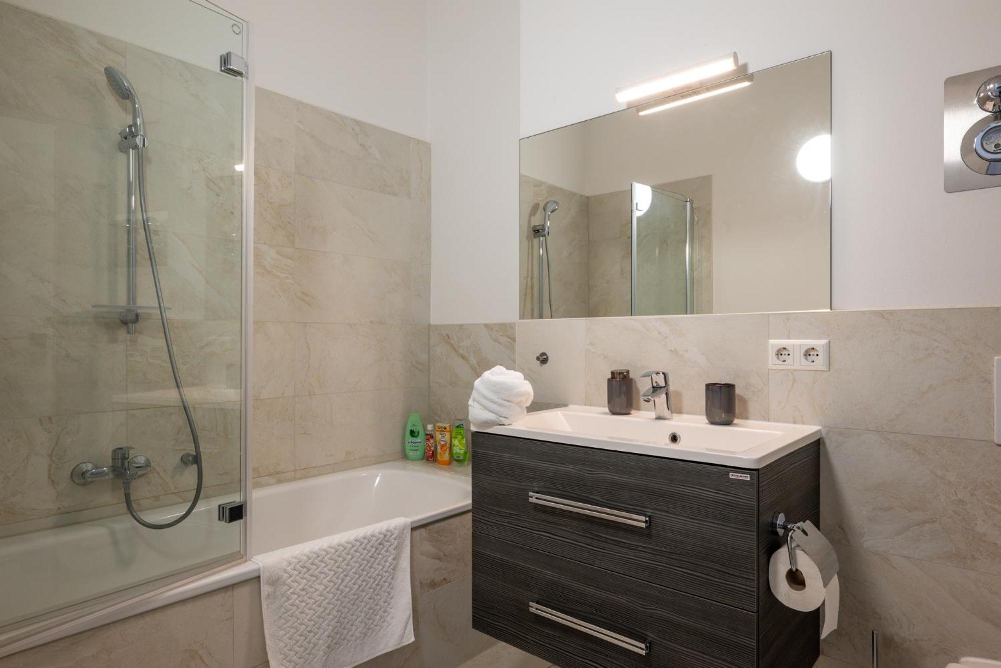 Apartment Sweethome - Luxus Pur - Grosse Kueche, Terrasse, Stellplatz, Wifi